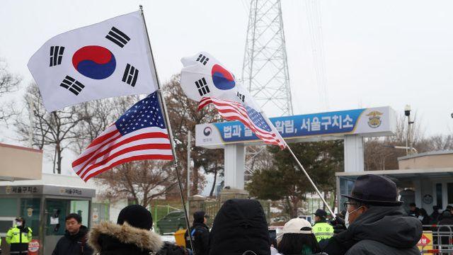 구속 후 용산 참모 처음 만난 尹…“여기도 사람사는 곳”