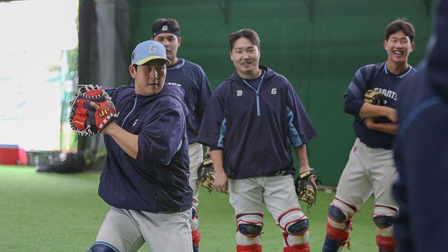 '조기 출근+야간 훈련' 롯데 포수들, 대만서 알차고 긴 하루 보낸다 [타이난 현장]