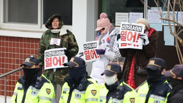 [이주의 여론조사] '尹탄핵 인용' 의견, '각하 또는 기각' 오차범위 밖 앞서