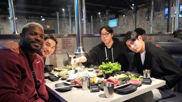 “올 시즌 선전 기원” 이정후, ‘친정’ 키움 캠프 회식 깜짝 방문
