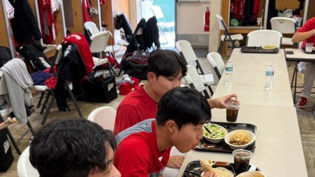 '통 큰' 추신수, 700만원 썼다…SSG 선수단에 특식→직원들에 운동화 선물