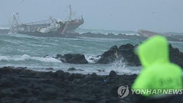 제주 어선 좌초로 실종된 외국인 선원 추정 시신 발견