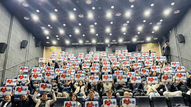 수원미래시민연대, 영화 ‘원안에 사람들’ 보며 극장 꽉 채워...“지역 아는 시간 돼”