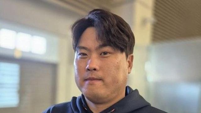야구 장학생 선발하는 류현진 