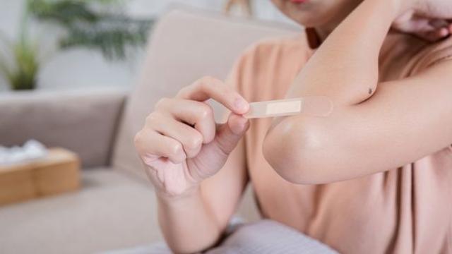 어디 부딪힌 곳도 없는데…새파랗게 든 멍, 질환의 신호일 수도