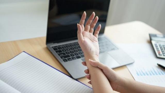 팔 저리게 만드는 목디스크 같은 '이 질환'…자세만 바르게 해도 나을 수 있다고?