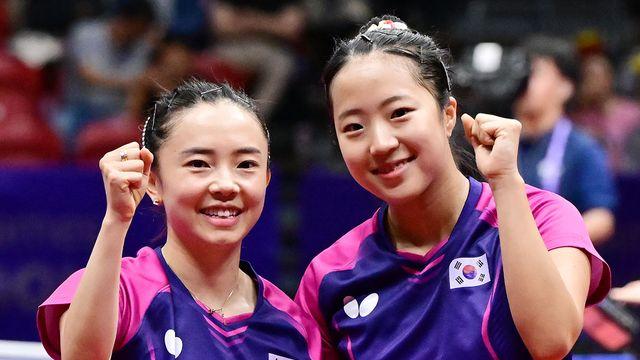 '삐약이' 신유빈, 적으로 만난 언니 울렸다...전지희 꺾고 싱가포르 대회 32강행