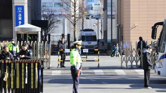 서부지법 난입한 '녹색점퍼남' 구속…法 