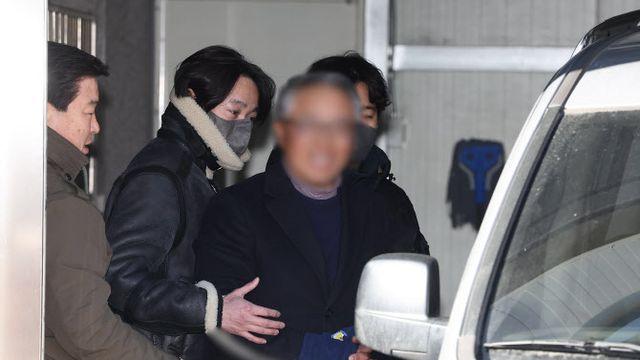 '서부지법 폭동' 전도사, 포승줄 묶여 