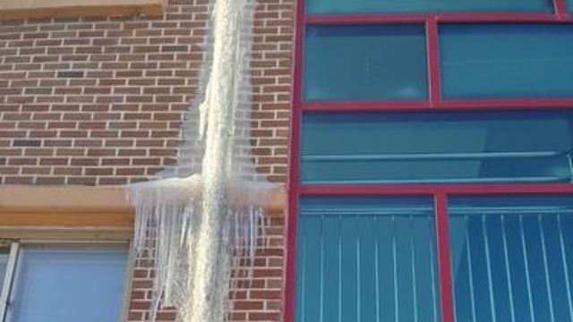 최강 한파에 초등학교 배수관서 6m 고드름…1시간 만에 제거