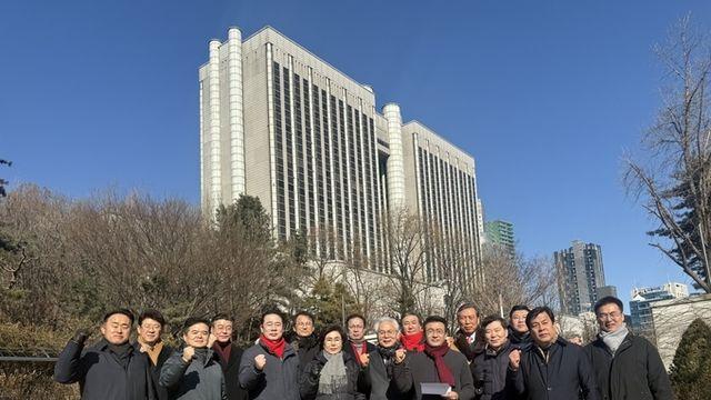 “법원은 불법 구금 중인 윤석열 대통령을 즉각 석방하라” 국민의힘 탄핵반대 당협위원장들 성명 발표