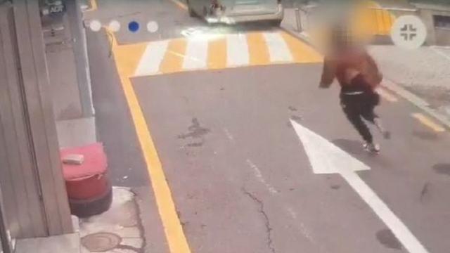 처음 본 20대 여성 ‘사커킥’ 날린 40대 男, 2심도 징역 25년 선고