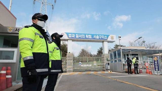 ‘尹 대통령 수감’…서울구치소 앞서 흉기 소란 피운 40대 남성
