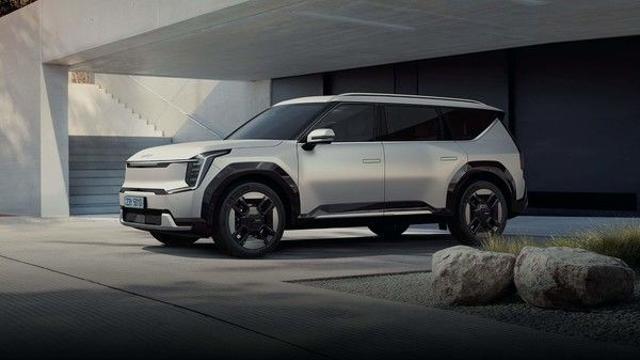 기아 EV9 2025년형 공개, 준대형 전기 SUV 시장 주목