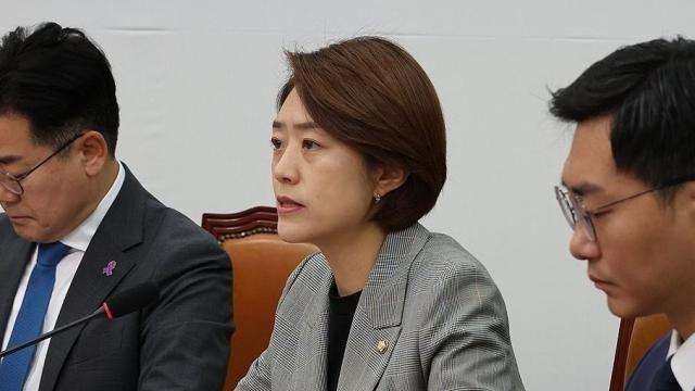 '비명' 비판하는 유시민에 고민정 