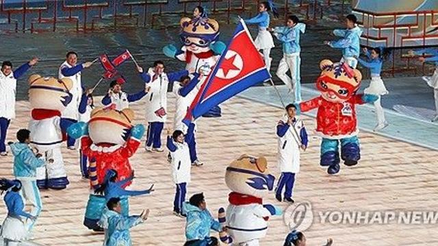 [아시안게임] 밝은 미소로 양팔 흔들며 5번째 입장한 북한…기수 한금철