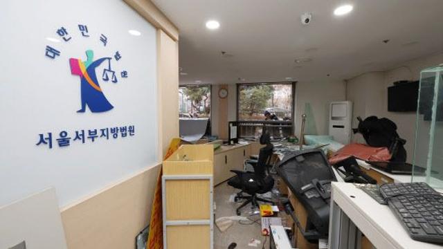 서부지법 난동사태 '검은 복면남' 구속…