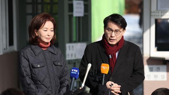 尹, 윤상현·김민전에 