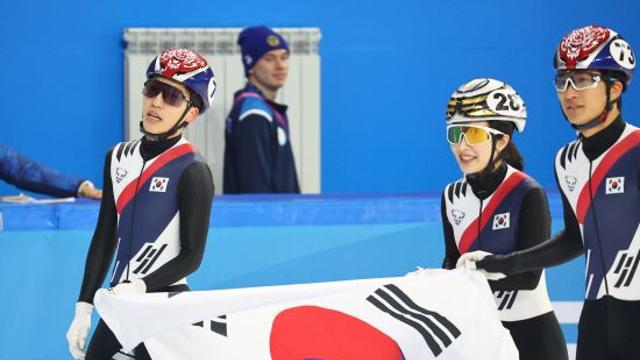 린샤오쥔 와르르 넘어졌다!…한국 금메달 '쾌거', 쇼트트랙 혼성 계주 우승→숙적 중국 눌렀다 [하얼빈 현장]