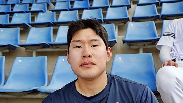 다들 걸음걸이만 봐도 터지네…'현역 조교 출신' 베어스 독서광 