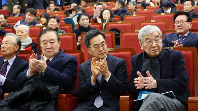 '주30시간' 기업 찾아간 김동연…이재명 보란 듯 