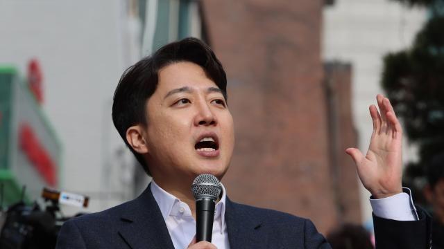 이준석 '한동훈 나이' 공격에…친한계 