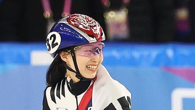 [아시안게임] 4관왕 놓친 최민정, 실수한 김길리 위로 