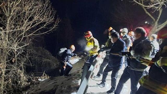 홍천 리조트서 10대 남녀 30ｍ 아래 경사지 고립…1명 저체온증