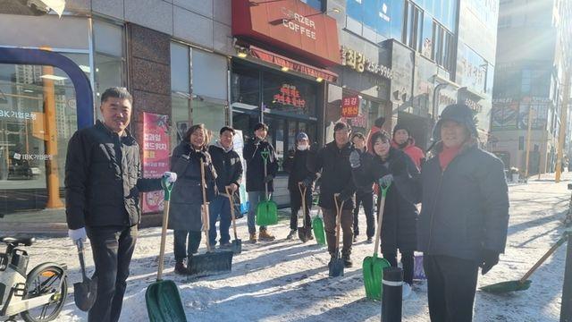 이수정 교수 “시민 안전이 최우선”, 국민의힘 수원정 당원들과 제설 봉사
