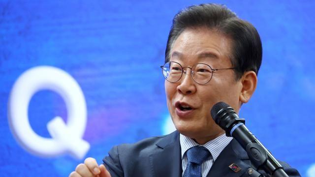 이재명 '우클릭' 대선 행보…비명계 견제 목소리도 커진다