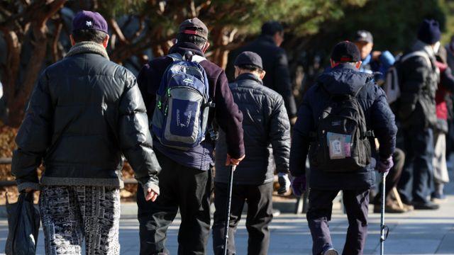 '텅텅' 비어가는 국민연금… 가입 57만명↓ 수급 41만명↑