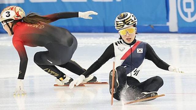 '충격 노메달' 3000m 계주서 넘어진 김길리가 울자 최민정이 다가가 한 행동