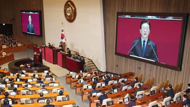 李, 기본사회 놔두고 '회복과 성장' 공식 선언…