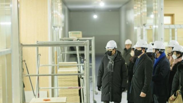 화성특례시의회, 신동중학교 개교 관련 현장점검...학부모 정담회 참석