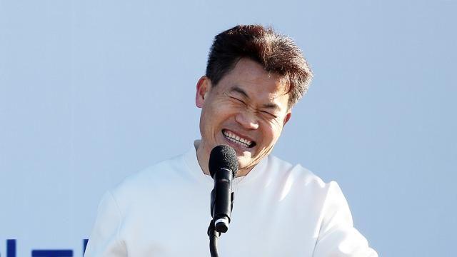 與 