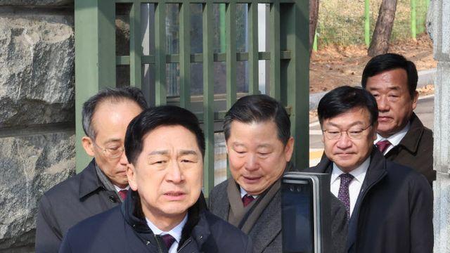 친위대 맞이한 尹…“청년들이 나라의 주인” 정치 메시지