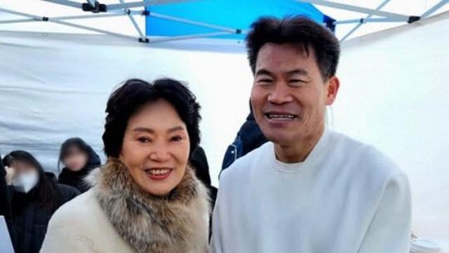 홍준표 부인, 전한길과 ‘팔짱 셀카’에…전여옥 “너무 속 보인다”