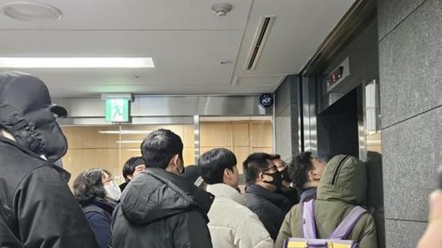 '尹방어권' 안건 상정 인권위에 지지자 몰려 회의장 길목 점거(종합)