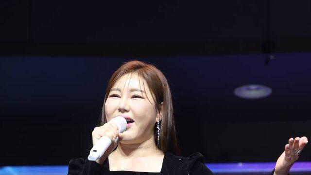 송가인, 2년 10개월만 신보... “너무 떨려서 말도 안 나와”