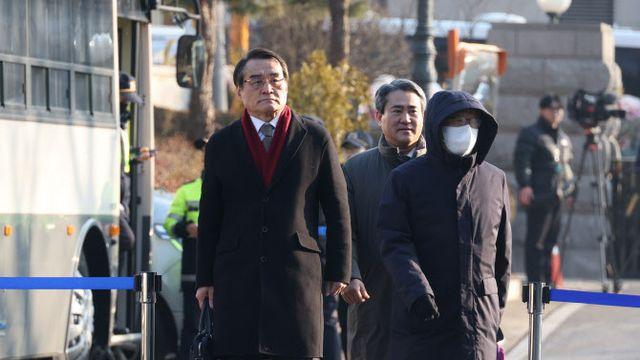 윤측 