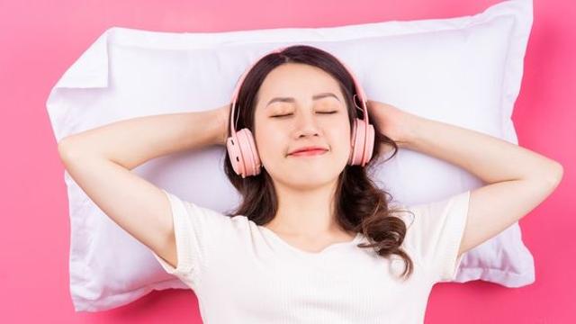 잠 못 드는 밤이 늘어만 간다면…'이 소리' 들으면서 누워보자