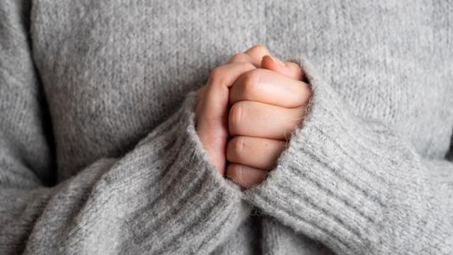 겨울철 차갑게 식은 손발…그냥 수족냉증이 아니라 '이 질환'일 수도