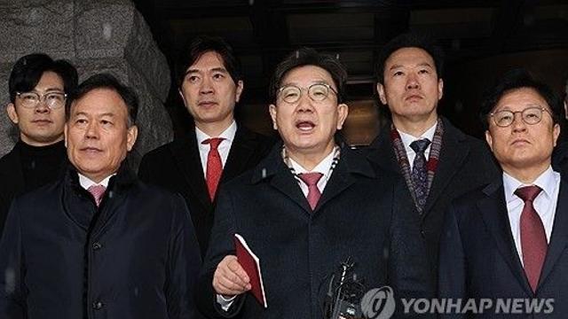 與, 헌재 항의 방문…