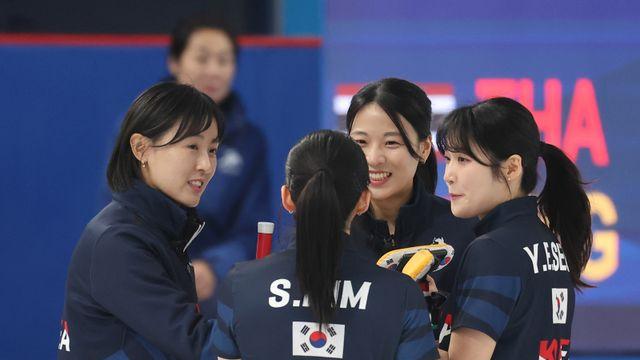 여자 컬링, 파죽의 6연승 ‘4강행’…예선 8전 전승 도전 [하얼빈 AG]