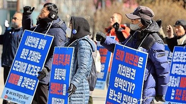 尹 탄핵심판 8차 변론 앞두고 지지자들 헌재 집결