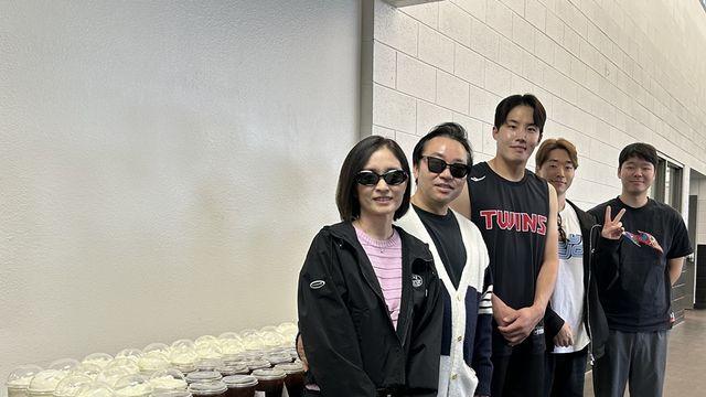 LG 야구 위해 '단식투쟁'까지…열혈팬, 선수단 스프링캠프지 방문→커피 100잔 선물