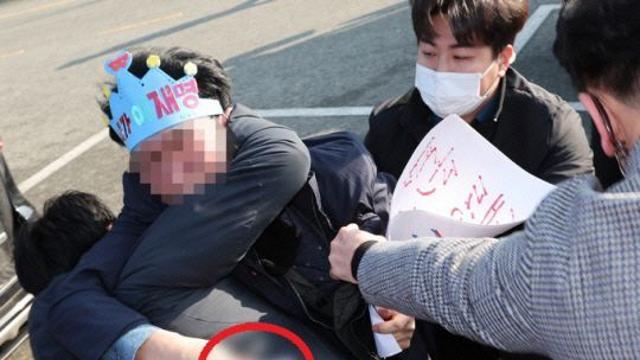 이재명 대표 습격했던 60대 남성, 대법서 ‘징역 15년’ 확정