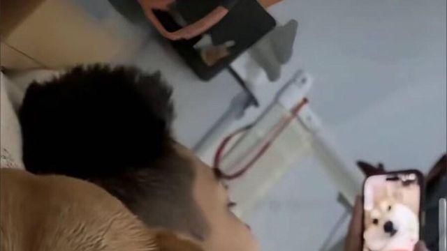 ?? : 남친이랑 있는데 남친이 자꾸 다른 여자 사진 본다…