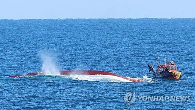 전복된 제주 갈치잡이 어선 실종 선원 사흘째 야간수색