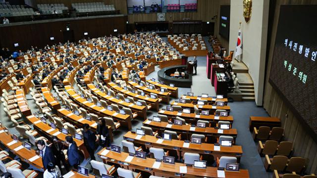 '마은혁 임명 촉구 결의안' 본회의 통과…與 퇴장